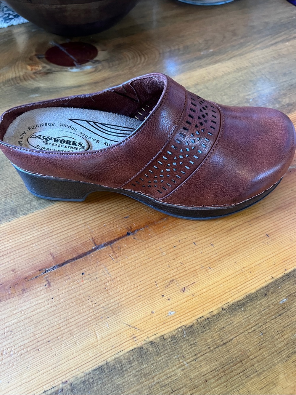 easy street Women's Hickory Brown Leather Clog Slip Resistant Sidra